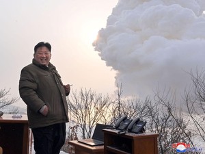 Kim Jong Un Inspeksi Satelit Mata-mata Pertama Korut