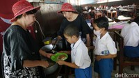 Saat ini, pasca pendemi anak-anak belajar di sekolah setiap Senin, Rabu dan Jumat. Usai belajar anak-anak diberikan makan makanan bergizi. Rossy, sang kakak, menikah dengan seorang dokter spesialis kandungan. Mereka dikarunia empat anak, dua anak orang perempuannya menjadi dokter spesialis kulit dan kandungan mengikuti jejak ayahnya. Sedangkan dua anak lelakinya memilih untuk menjadi teknisi dan ahli di bidang teknologi infomasi di Amerika dan Australia. 