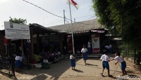 Sekolah Darurat Kartini pertama dibangun di kolong tol Ancol. Selama 32 tahun berdiri, sekolah tersebut pernah digusur lima kali. 
