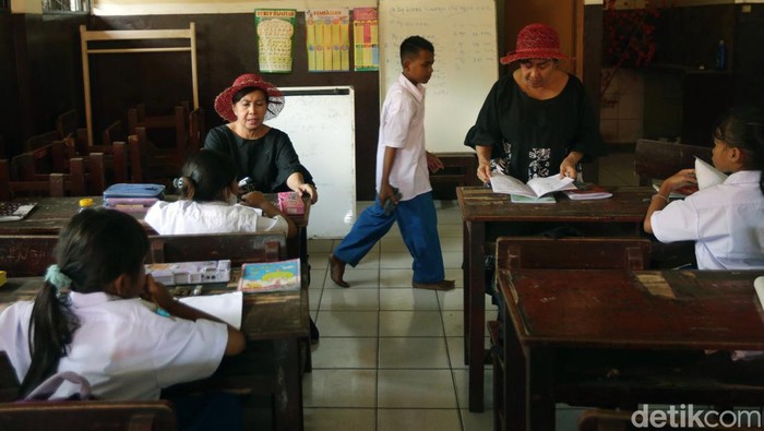 Kisah Guru Kembar 32 Tahun Cerdaskan Anak Terlantar Sri Irianingsih dan Sri Rossyati dikenal sebagai ibu guru kembar. Kepeduliannya pada anak jalanan membawanya mendirikan Sekolah Darurat Kartini.