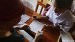 Kisah Guru Kembar 32 Tahun Cerdaskan Anak Terlantar