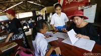 Sejak awal mengabdikan diri di bidang pendidikan Rossy dan Rian menggunakan uang pribadi untuk membeli seragam, perangkat belajar, dan makanan. Rossy dan Rian bercerita setelah 32 tahun mendidik ada beberapa anak didiknya yang dulu anak jalanan kini telah sukses diberbagai bidang, ada yang menjadi Polisi, TNI dan Pegawai Negeri.  