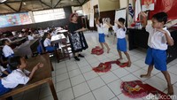 Rian, mendapat jodohnya dari kalangan TNI Angkatan Laut. Pasangan ini memiliki dua anak yang bekerja di Kemendiknas, dan seorang lagi mengabdikan diri sebagai dosen. Pada tahun 1990, suami Rian wafat. Rossy mengajaknya pindah ke Jakarta dan mendirikan Sekolah Darurat Kartini.