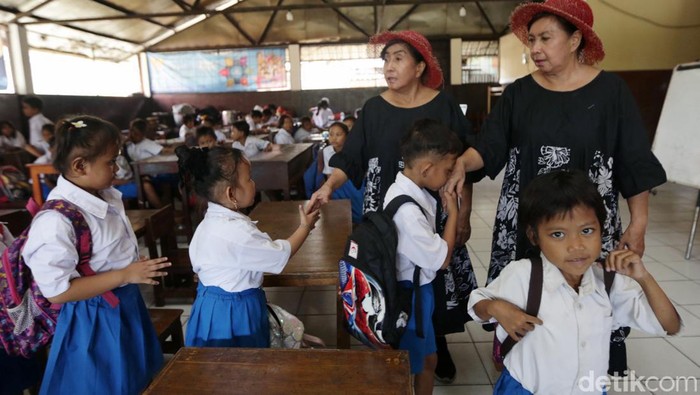 Sri Irianingsih dan Sri Rossyati dikenal sebagai ibu guru kembar. Kepeduliannya pada anak jalanan membawanya mendirikan Sekolah Darurat Kartini.