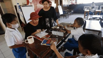 Kisah Guru Kembar 32 Tahun Cerdaskan Anak Terlantar