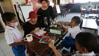Melihat ada kesenjangan antara si kaya dan si miskin, Rossy dan Rian sapaan mereka, mendirikan Sekolah Darurat Kartini. Sekolah ini gratis bagi anak-anak jalanan dan anak-anak dari keluarga tidak mampu. Di sekolah ini siswa siswi tidak membayar alias gratis. Saat ini Ibu Guru Kembar memiliki 2 Sekolah Darurat Kartini yang berada di kawasana kumuh Lodan, Ancol dan Kelapa Gading.