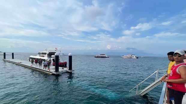 Kondisi jembatan MB dermaga Pelabuhan Banjar Nyuh Nusa Penida, Klungkung pasca insiden, Kamis (15/12/2022). (IST)