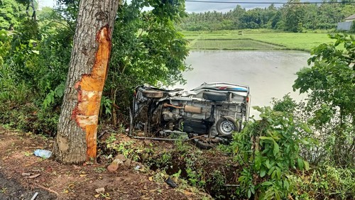 Kondisi mobil pickup Nopol DK 8067 WT yang mengalami kecelakaan tunggal di Jalur Nasional Denpasar-Gilimanuk, tepatnya di Desa Kaliakah, Kecamatan Negara, Kabupaten Jembrana, Jumat (16/12/2022). (I Putu Adi Budiastrawan/DetikBali).