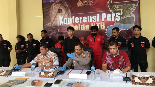 Konferensi pers terkait dua komplotan rampok yang dibekuk Polda NTB, Jumat (16/12/2022). (Foto: Ahmad Viqi/detikBali)
