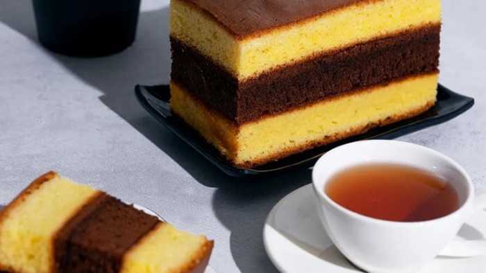 Kue lapis surabaya merupakan salah satu kue basah yang kerap dijadikan oleh-oleh dari Kota Pahlawan. Berikut ini sejarah singkatnya. merupakan salah satu kue basah yang kerap dijadikan oleh-oleh dari Kota Pahlawan. Berikut ini sejarah singkatnya.