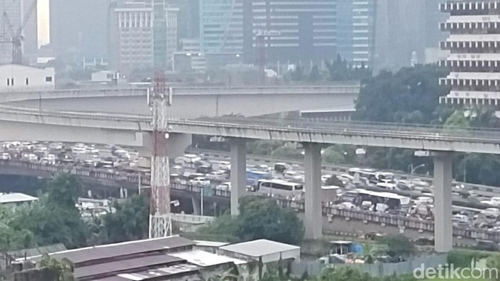 Lalu lintas di Jl Gatot Subroto dan Tol Dalam Kota, Jumat (16/12/2022) macet sore ini.