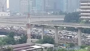 Jalan Sudirman Padat-Merayap Usai Jakarta Diguyur Hujan Deras!