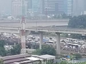 Jalan Sudirman Padat-Merayap Usai Jakarta Diguyur Hujan Deras!