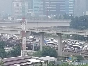 Jakarta Diguyur Hujan, Lalin Sudirman hingga Kuningan Macet Sore Ini!