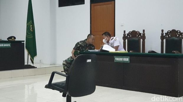 Letda Mar Candra hadir dalam sidang putusan perkara KDRT dan perzinahan di Pengadilan Militer I-02 Medan.