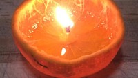 Kehabisan lilin pas mati lampu? Cobain pakai kulit jeruk ditambah minyak kelapa. Foto: Dok. Brightside