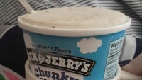 Biar tangan nggak kedinginan pas makan eskrim, cobain cara ini. Foto: Dok. Brightside