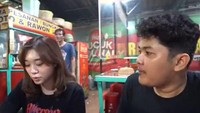 Momen lain Livy Renata makan rawon pertama kali di warung makan. Ia bersama Nopek makan di warung bernama Rawon Kalkulator. Foto: Instagram/YouTube