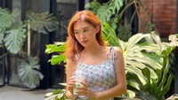 Posenya yang cantik ini juga terlihat menggenggam segelas minuman dari Starbucks. Tampaknya, ia sedang menikmati Ice Vanilla yang manis segar. Foto: Instagram/YouTube