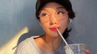 Livy Renata juga beberapa kali mengunggah momennya menikmati minuman. Ia tampak menikmati segelas latte dari Starbucks. Foto: Instagram/YouTube