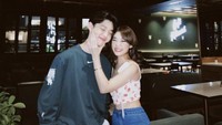 Wanita berusia 20 tahun ini juga pernah dikabarkan dengan Prince. Begini kedekatannya saat berpose di sebuah restoran. Foto: Instagram/YouTube
