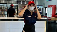 Livy Renata juga pernah mencoba membuat konten bersama Kuy Entertainment. Ia tampak alih profesi menjadi pelayan di KFC. Foto: Instagram/YouTube