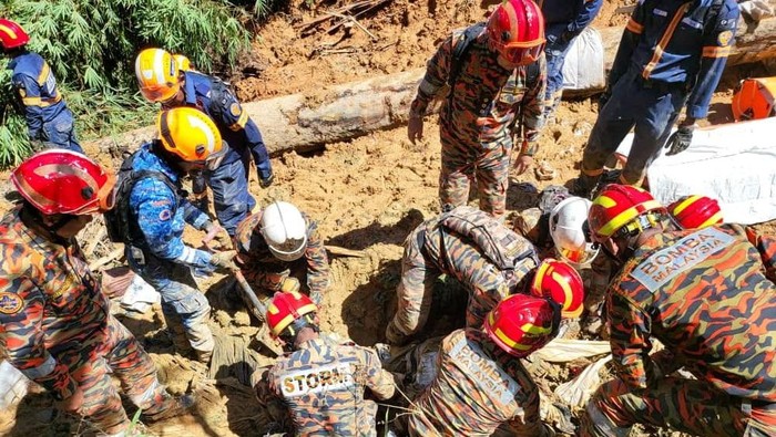 Rescuers work during a rescue and evacuation operation following a landslide at a campsite in Batang Kali, Selangor state, on the outskirts of Kuala Lumpur, Malaysia, December 16, 2022, in this picture obtained from social media. Korporat JBPM/via REUTERS  THIS IMAGE HAS BEEN SUPPLIED BY A THIRD PARTY. MANDATORY CREDIT. NO RESALES. NO ARCHIVES.
