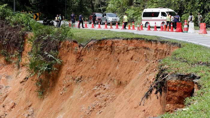 Longsor Terjang Area Perkemahan di Malaysia, Puluhan Orang Hilang A general view of the landslide in Batang Kali, Selangor state, Malaysia December 16, 2022. REUTERS/Lai Seng Sin