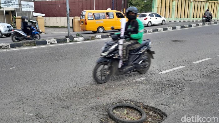 Lubang menganga di Jalan Letjen Suprapto Medan. (Foto: Nizar Aldi/detikSumut)