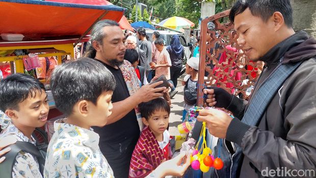 Mainan Nok-nok yang Dijual di Cimahi