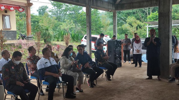Masyarakat adat Kawi mengadukan nasib ke para deputi Kemenko PMK soal nasib mereka yang tersingkirkan.