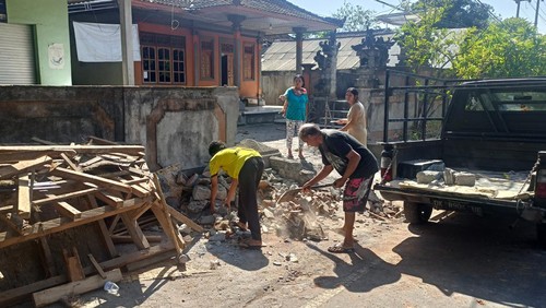 Masyarakat saat membersihkan puing-puing reruntuhan bangunan yang ambruk setelah diguncang gempa M 5.2 di Kabupaten Karangasem, Bali.