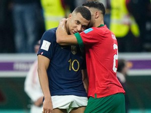 Momen Viral Kylian Mbappe dalam Rangkulan Achraf Hakimi