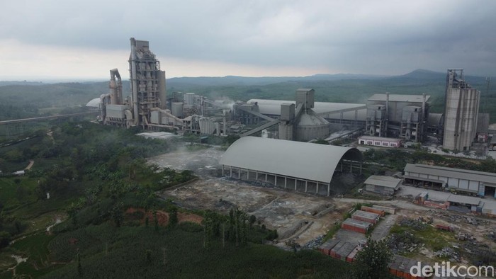 Melihat Pabrik Semen dengan Kapasitas Produksi 52,6 Juta Ton Per Tahun Suasana Pabrik Semen Gresik di Rembang, Jawa Tengah, Jumat (16/12/2022). PT Semen Indonesia (Persero) Tbk (SMGR) ingin menjaga utilisasi produksi di level sekitar 75% pada tahun depan. Direktur Keuangan SMGR, Andriano Hosny Panangian mengatakan, perusahaan bakal mengoptimalkan segmen pasar domestik maupun ekspor untuk menjaga utilisasi di level tersebut.