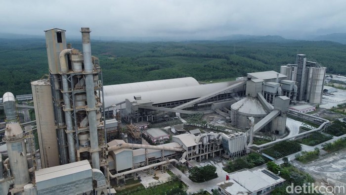 Melihat Pabrik Semen dengan Kapasitas Produksi 52,6 Juta Ton Per Tahun Suasana Pabrik Semen Gresik di Rembang, Jawa Tengah, Jumat (16/12/2022). PT Semen Indonesia (Persero) Tbk (SMGR) ingin menjaga utilisasi produksi di level sekitar 75% pada tahun depan. Direktur Keuangan SMGR, Andriano Hosny Panangian mengatakan, perusahaan bakal mengoptimalkan segmen pasar domestik maupun ekspor untuk menjaga utilisasi di level tersebut.