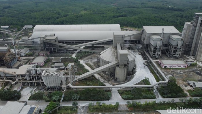 Suasana Pabrik Semen Gresik di Rembang, Jawa Tengah, Jumat (16/12/2022). PT Semen Indonesia (Persero) Tbk (SMGR) ingin menjaga utilisasi produksi  di level sekitar 75% pada tahun depan. Direktur Keuangan SMGR, Andriano Hosny Panangian mengatakan, perusahaan bakal mengoptimalkan segmen pasar domestik maupun ekspor untuk menjaga utilisasi  di level tersebut.
