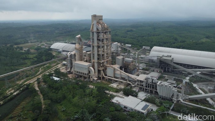 Suasana Pabrik Semen Gresik di Rembang, Jawa Tengah, Jumat (16/12/2022). PT Semen Indonesia (Persero) Tbk (SMGR) ingin menjaga utilisasi produksi  di level sekitar 75% pada tahun depan. Direktur Keuangan SMGR, Andriano Hosny Panangian mengatakan, perusahaan bakal mengoptimalkan segmen pasar domestik maupun ekspor untuk menjaga utilisasi  di level tersebut.