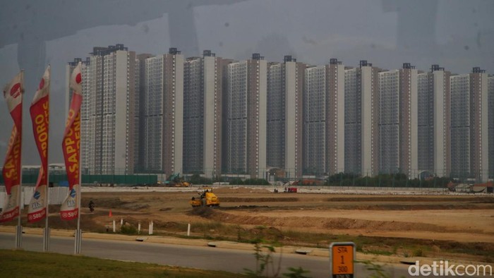 Pembangunan kawasan Pantai Indah Kapuk 2 dengan luas lahan mencapai 2.650 hektar yang dikerjakan sejak 2018 akan melingkupi apartemen, rumah, perkantoran hingga perbelanjaan yang diperkirakan akan dihuni mencapai 305.000 jiwa dengan total hunian 76.000 unit serta ditargetkan rampung seluruh pembangunan pada tahun 2025 mendatang, Jumat (16/12/2022).