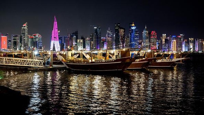 Memandangi Panorama Kota Doha Bermandikan Cahaya DOHA, QATAR - DECEMBER 15: Fireworks and drones light up the sky during the FIFA World Cup 2022 on December 15, 2022 in Doha, Qatar. (Photo by Lionel Hahn/Getty Images)