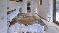 Di sudut ruangan lain terdapat kamar tidur untuk dua orang yang berhadapan dengan pintu ke halaman lainnya.