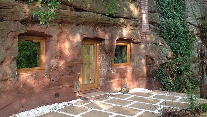 Seorang pria yang dijuluki Angelo Mastropietro (ahli batu) membangun rumah unik di goa berusia 700 tahun. Goa di Woscestershire, Inggris, itu disulap jadi rumah.