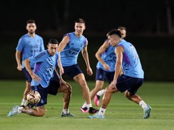 Timnas Argentina melakukan sesi latihan di Qatar University Training Site 3 di Doha, Qatar, Kamis (15/12/2022). (Getty Images/Alex Pantling)