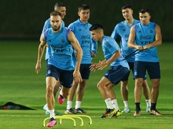 Pelatih Argentina Lionel Scaloni membagi menjadi dua tim pada sesi latihan di Universitas Qatar. Tim pertama adalah pemain yang menjadi starter dan cadangan yang mendapat menit bermain. Mereka menjalani pemulihan di gym. (Khalil Bashar/Getty Images)