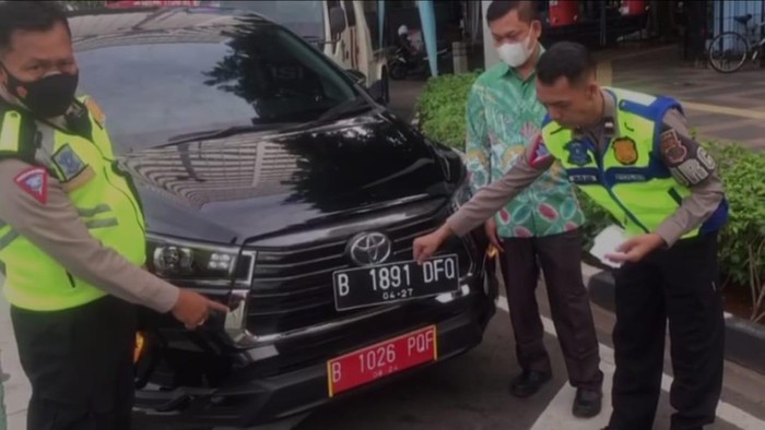 Mobil berpelat mrah palsu disetop polisi di HI