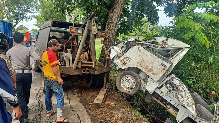 Mobil pikap yang mengalami kecelakaan tunggal dan terjun ke sawah di Desa Kaliakah, Kecamatan Negara, Kabupaten Jembrana, Bali, dievakuasi oleh petugas, Jumat (16/12/2022). (I Putu Adi Budiastrawan/detikBali).