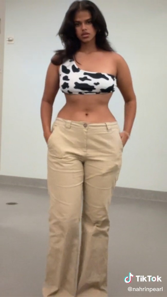 Wanita yang bekerja sebagai barista Starbucks tersebut mengaku bahwa penampilannya asli. Ia pun tidak butuh operasi plastik atau olahraga khusus karena keunikan itu didapatkan dari genetik. Banyak orang menyarankannya jadi model tapi Nahrin tampaknya kurang tertarik. Foto: TikTok