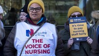 Perawat dari Royal College of Nursing menggelar mogok kerja dan meminta kenaikan gaji dalam aksinya di luar Rumah Sakit Queen Elizabeth di Birmingham, Inggris Raya. Foto: In Pictures via Getty Images/Mike Kemp