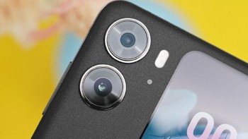 Ponsel ini memiliki kamera utama 50MP yang sama dengan sensor IMX890, ditemani lensa ultra-wide-angle 8MP Foto: Sina Mobile