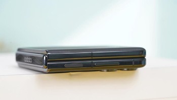 Find N2 Flip memiliki berat hanya 191 gram, dan ketebalannya 7,45 mm saat dibuka dan 16,02 mm saat ditutup. Foto: Sina Mobile