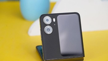 Oppo Find N2 Flip punya layar luar berukuran 3,26 inch berpanel AMOLED.  Foto: Sina Mobile 